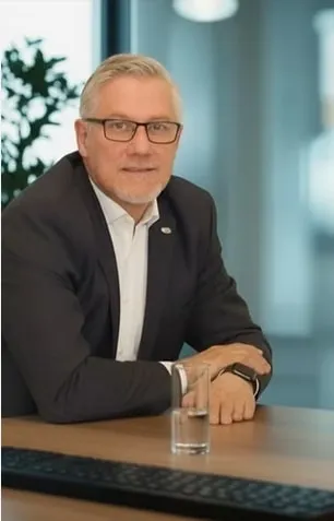 Clint Oldfield an seinem Arbeitsplatz